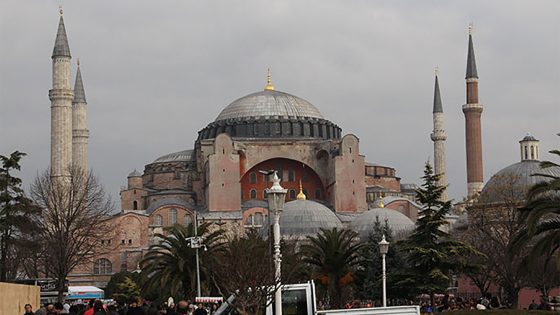 آمال تركية بإعادة متحف أيا صوفيا لمسجد
